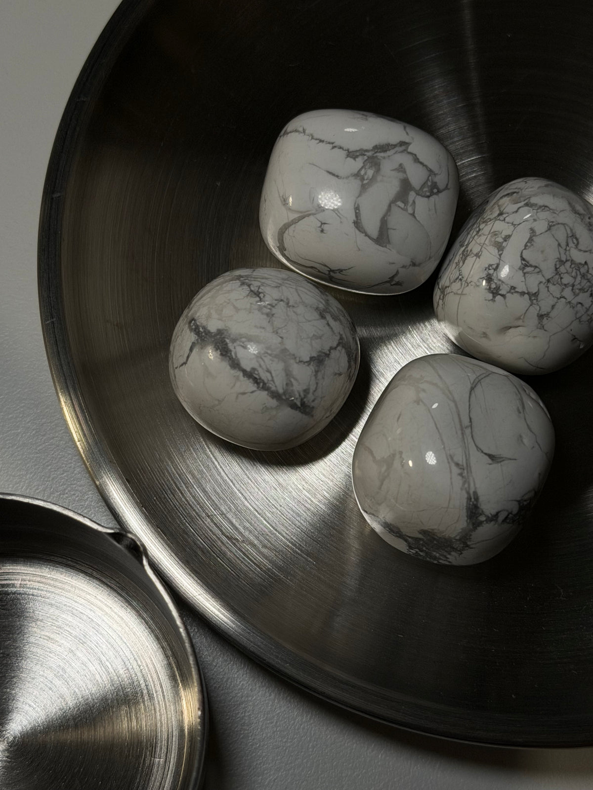 HOWLITE — หินแห่งความสงบและการปล่อยวาง
